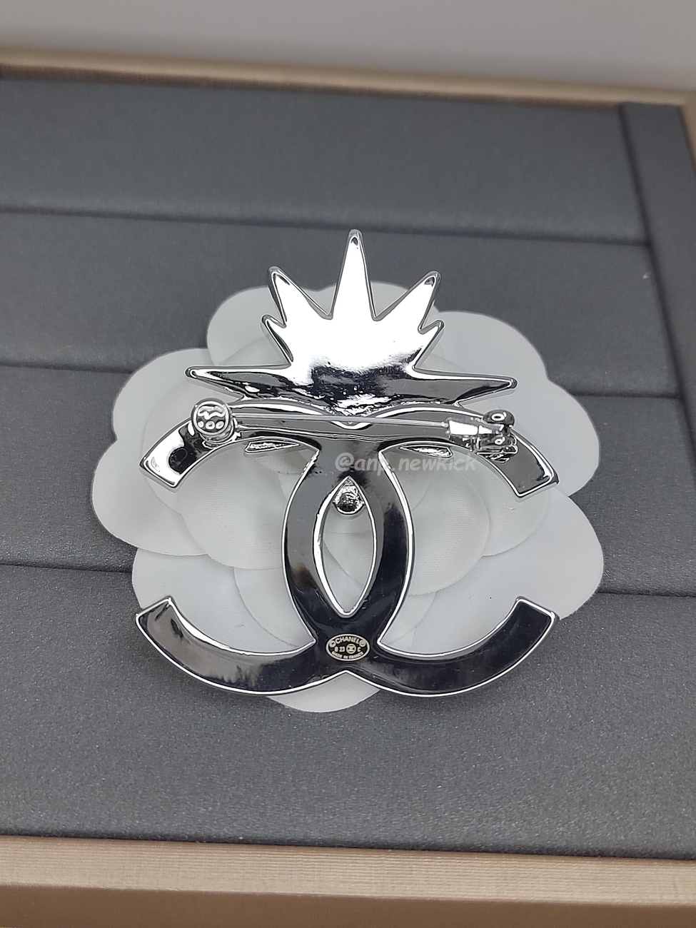 Chanel Clear Crystal And Emerald Crystal Brooch (3) - www.newkick.vip